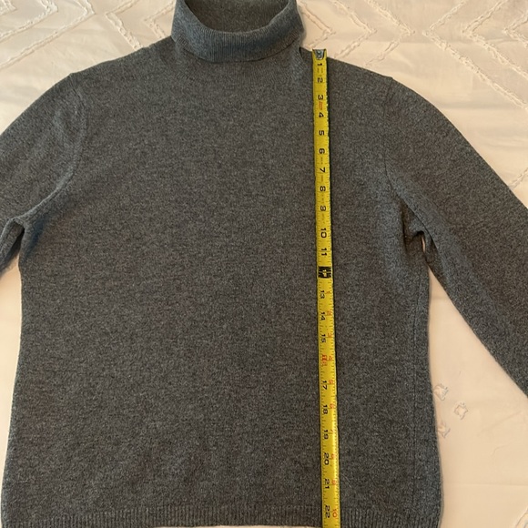 SISLEY pure wool turtleneck. - Picture 4 of 5